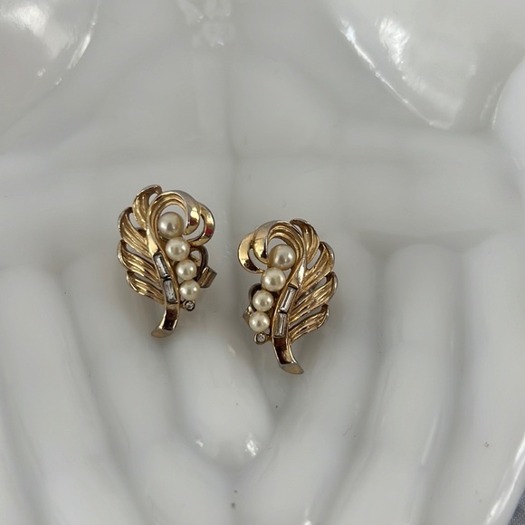 Trifari Alfred Philippe crown Clip on faux pearls, baguette crystal earrings - Picture 3 of 8